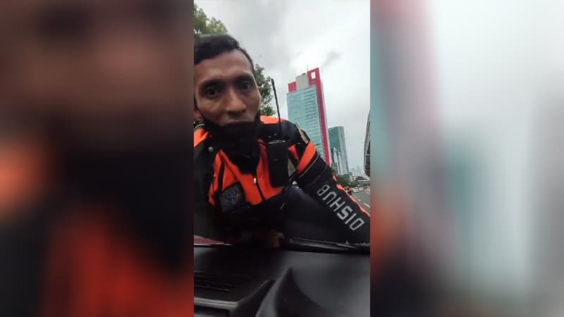 Dishub Officer Stuck on the Car Hood meme template - Dishub Officer