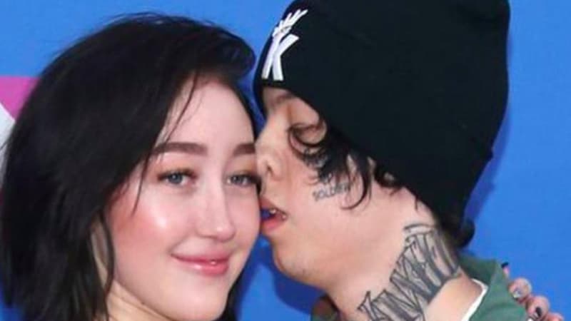 Lil Xan Kissing Noah Cyrus meme template - Lil Xan Noah Cyrus